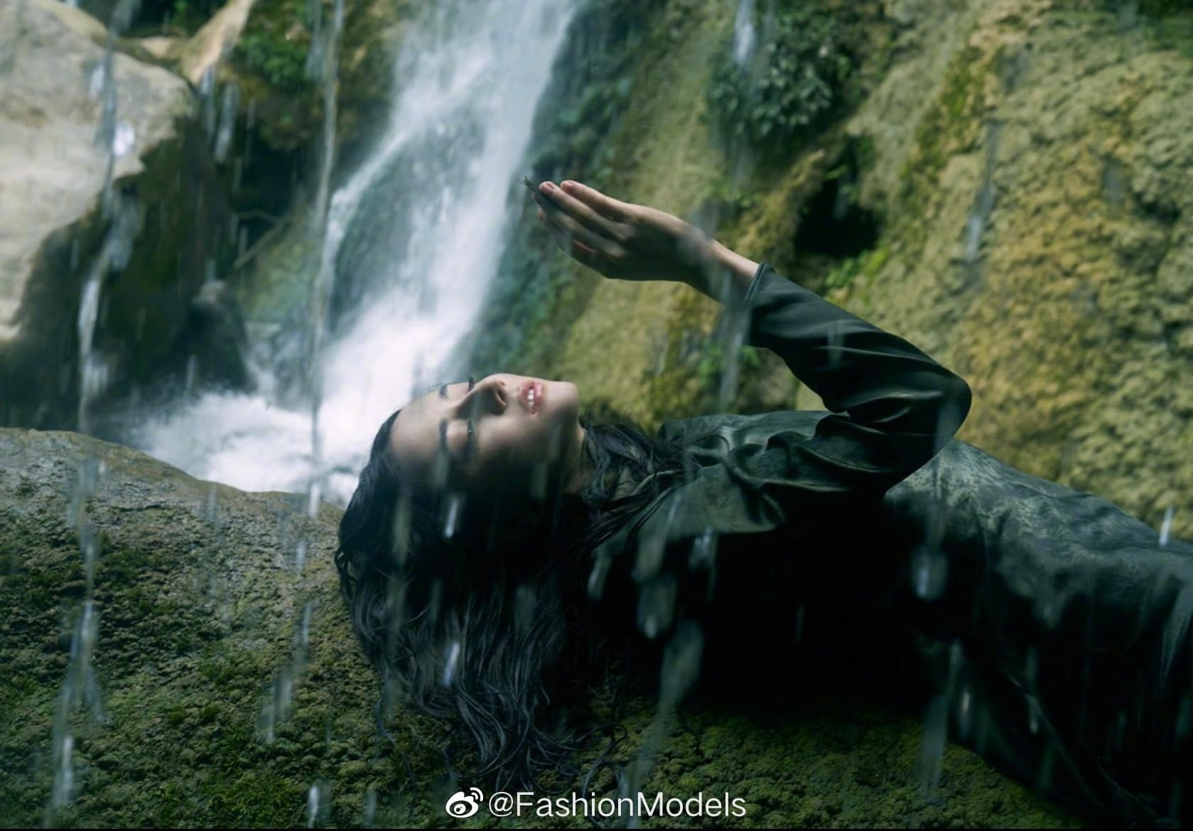 Mat moc cua Nhiet Ba anh 8