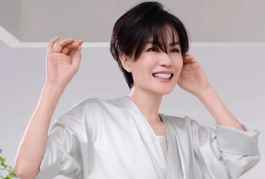 Cat-xe quang cao cua Vuong Phi va Luong Trieu Vy hinh anh