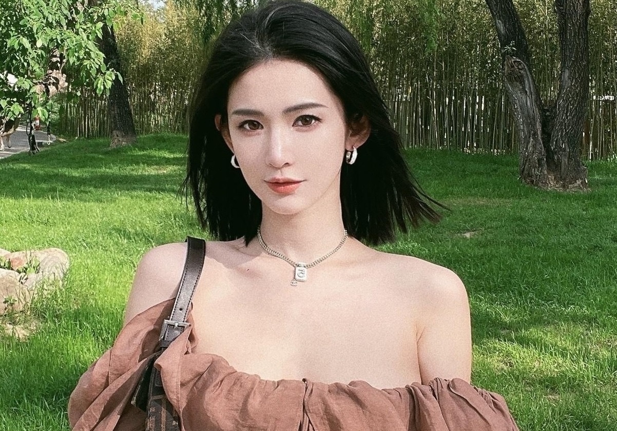 Hot girl Blase Loan Loan nam giu 'danh sach den' chao dao Trung Quoc hinh anh