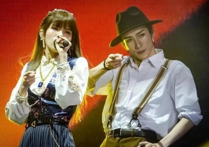 Bac si be tac trong chua tri cho vu cong vu roi man hinh LED 600 kg hinh anh