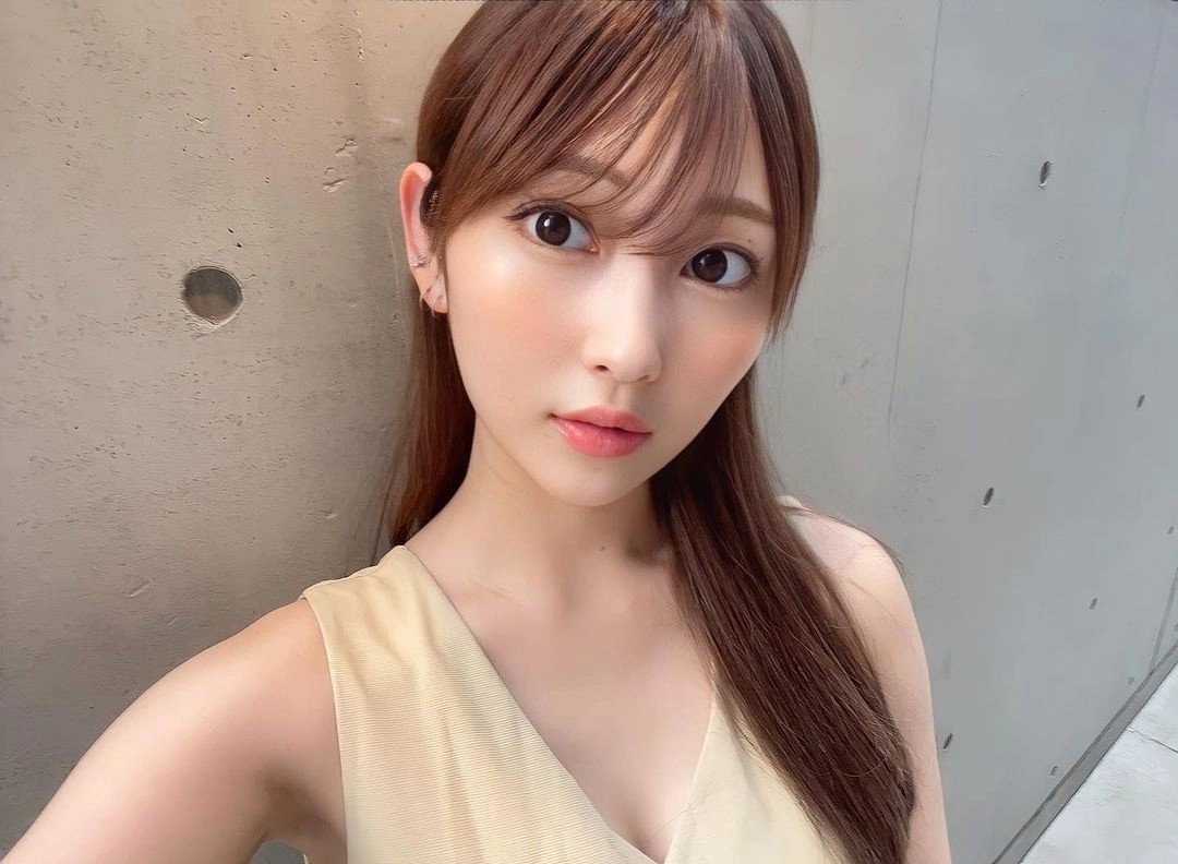 Nu than tuong Nhat Ban bo hat, lam tiep vien quan ruou hinh anh