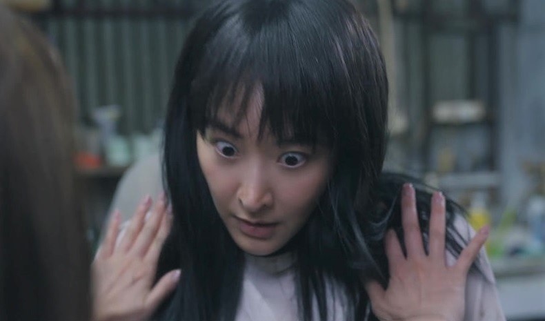 Nguoi dep TVB gay so hai vi dien xuat te hinh anh