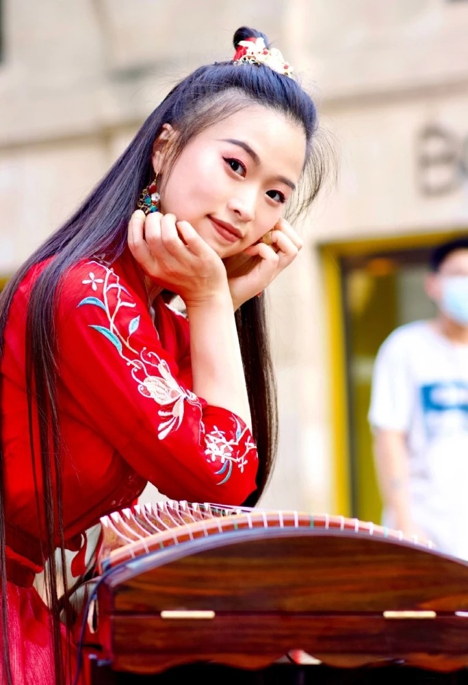 Co gai danh dan tranh anh 4