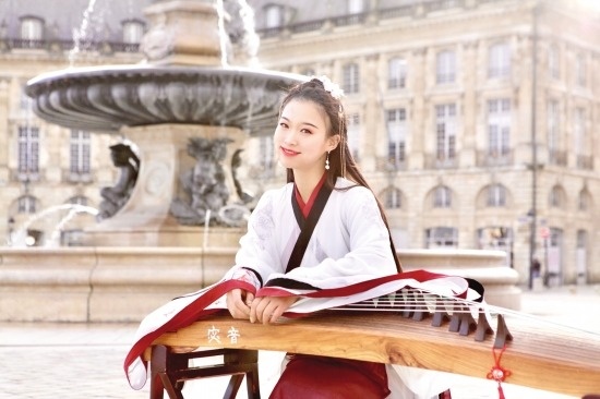 Co gai danh dan tranh anh 1