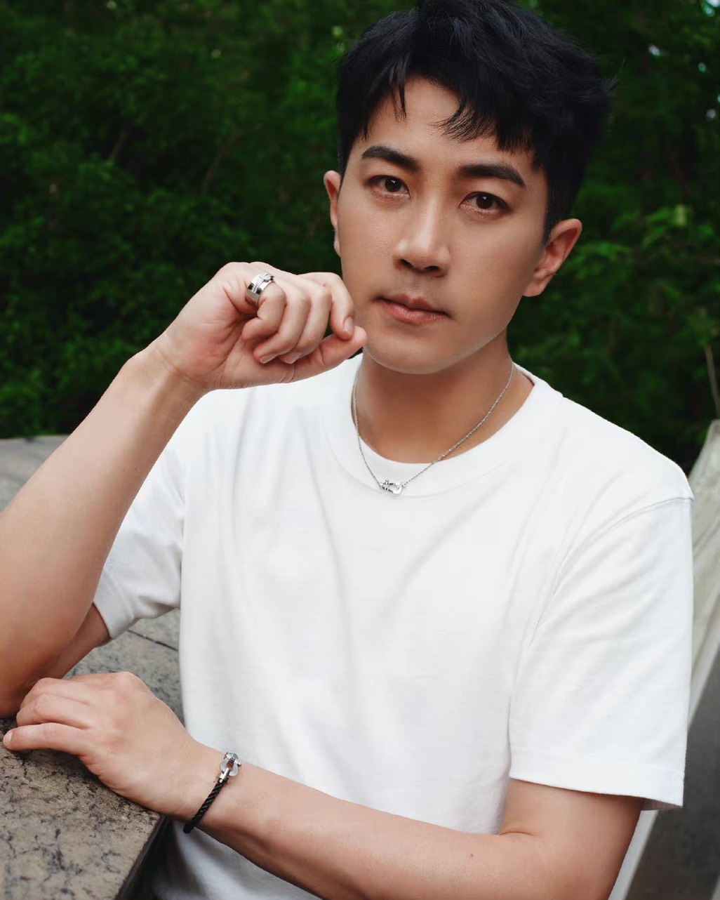 Luu Khai Uy hen ho anh 1