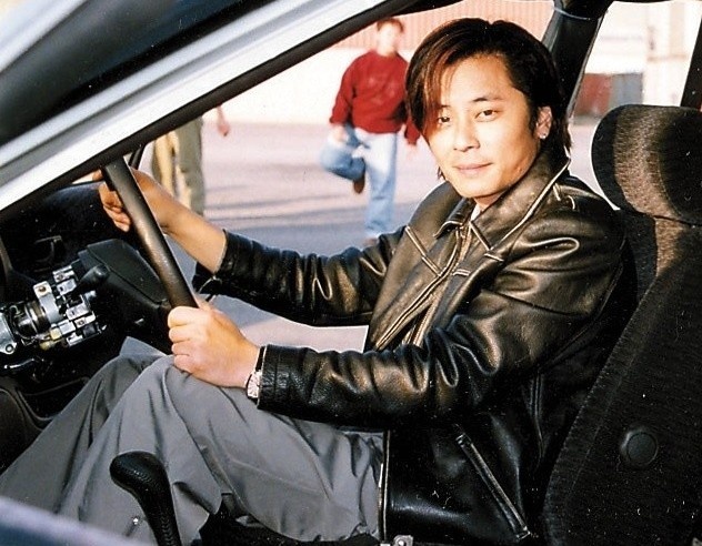 Cuoc song cua nam ca si tung bi 'dau doc thuy ngan' hinh anh