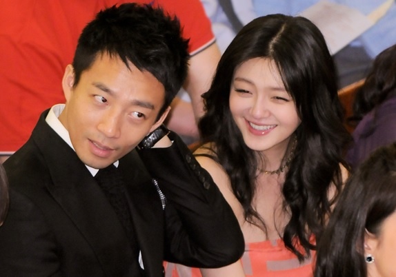 Doanh nhan Uong Tieu Phi nop don chong lai Tu Hy Vien hinh anh