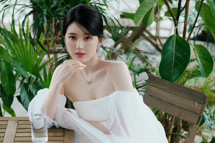 Trieu Lo Tu gay tranh cai vi de tro ly hau ha hinh anh