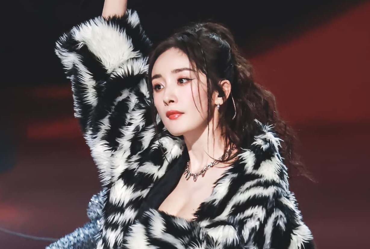 Duong Mich hat ban remix 'Anh trang noi ho long toi' chao nam 2023 hinh anh