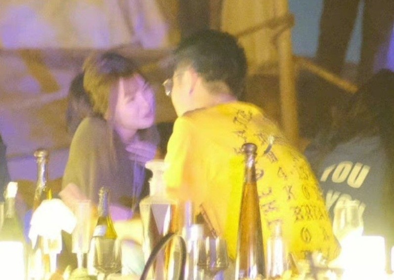 Chong Truong Gia Nghe lai than mat voi co gai la sau vu ngoai tinh hinh anh