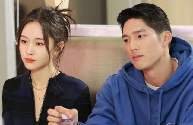 Nguoi dep 'Am Duong Su' ran nut voi ban trai doanh nhan hinh anh