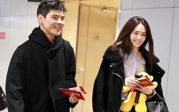 Con trai trum showbiz Hong Kong xuat hien ben vo con giua on ao ly hon hinh anh