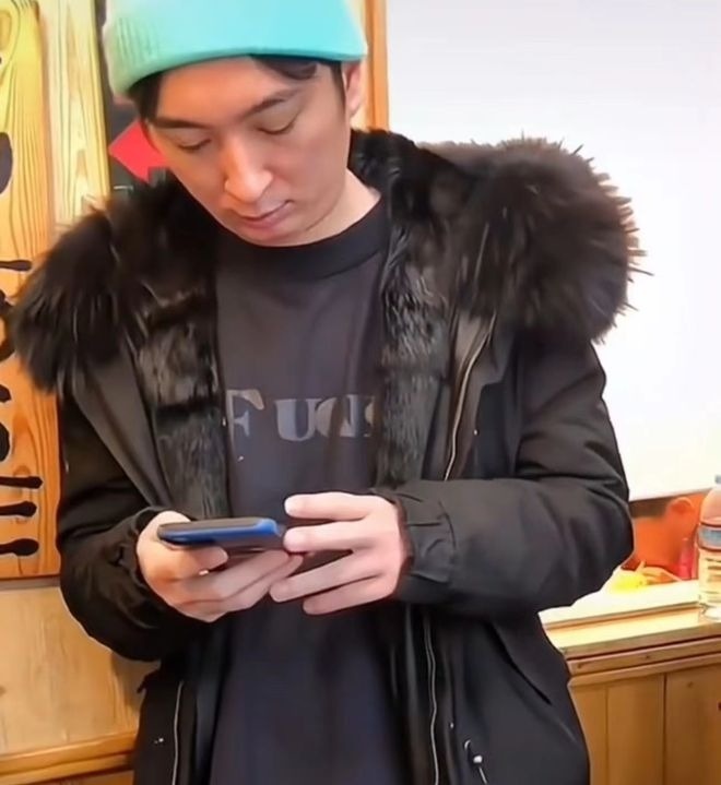 Vuong Tu Thong danh nguoi anh 1