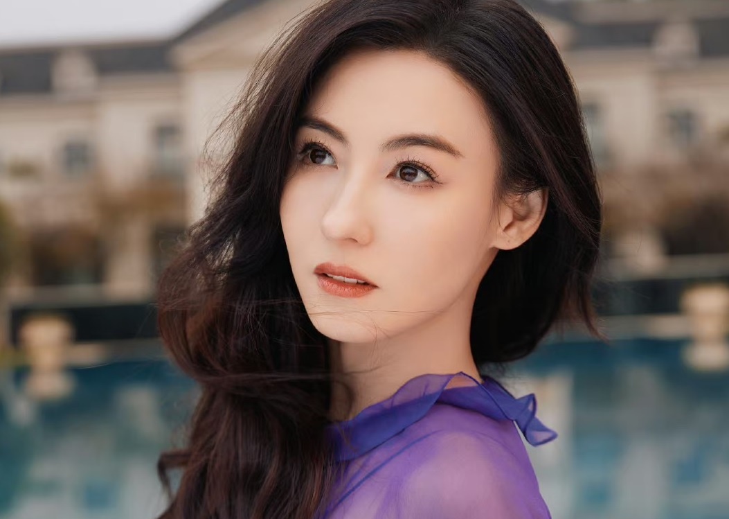 Truong Ba Chi bi nghi van dang bi mat hen ho hinh anh