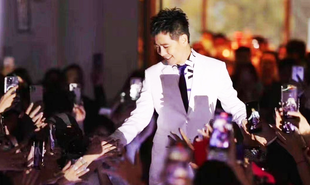 Lam Chi Dinh lan dau du su kien sau tai nan hinh anh