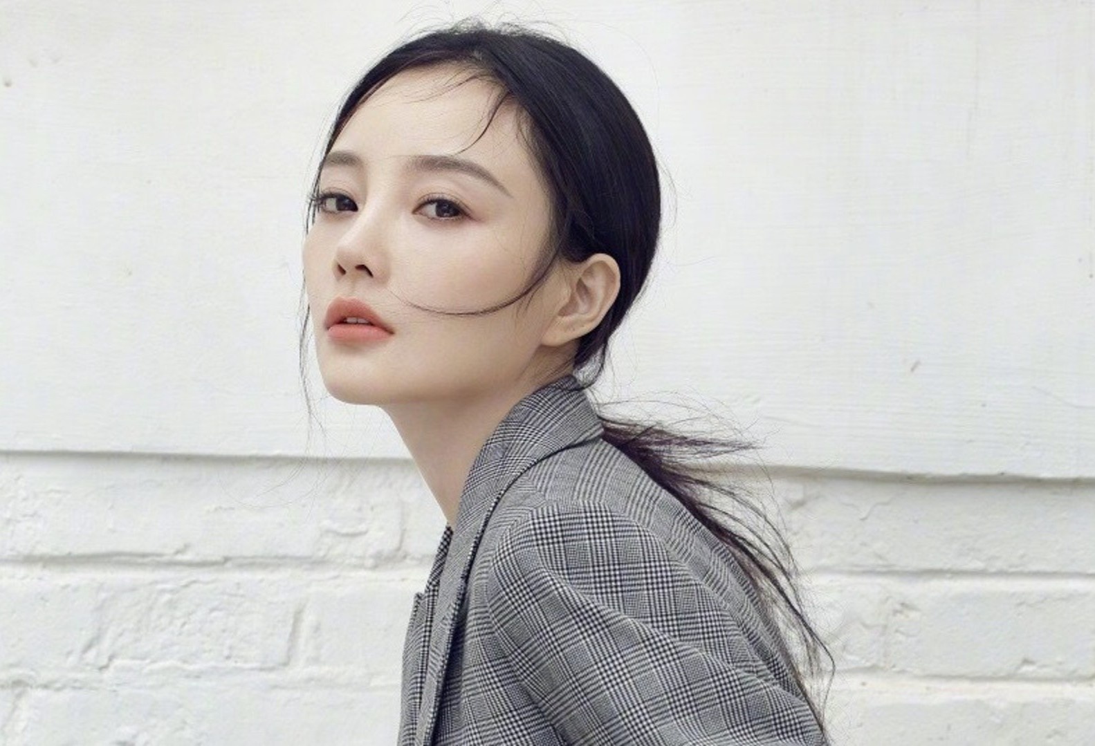 Ly Tieu Lo van song sung tuc sau khi bi duoi khoi showbiz hinh anh