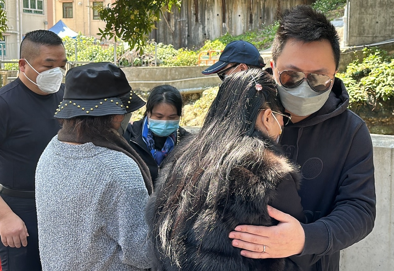 Me cua nguoi mau Hong Kong khoc ngat tai hien truong con bi sat hai hinh anh