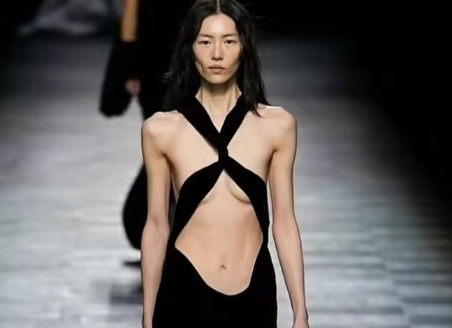 Ngoai hinh gay cua sieu mau Luu Van gay lo lang hinh anh