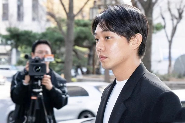 Yoo Ah In trinh dien co quan dieu tra hinh anh