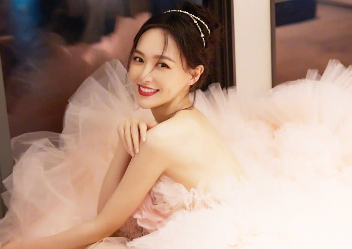 Duong Yen ganh hau qua vi bi cam cua o Dem hoi Weibo hinh anh