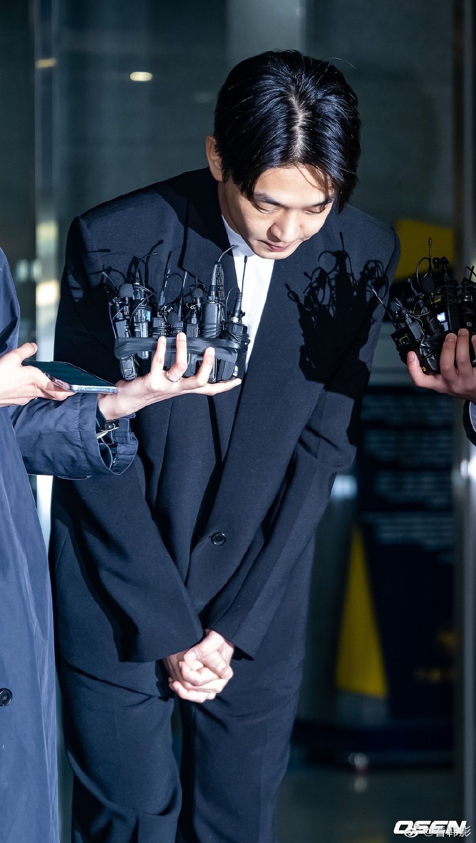 Yoo Ah In bi bat anh 2