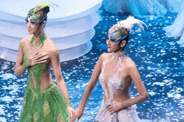 Clip dieu mua chim cong dang bi chi trich goi duc hinh anh