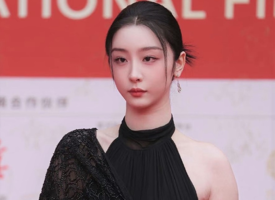 Khoanh khac Trieu Tieu Duong nga tren tham do hinh anh