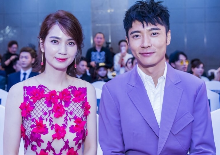 Truong Dan Phong vui ve giua on ao ngoai tinh voi tro ly hinh anh