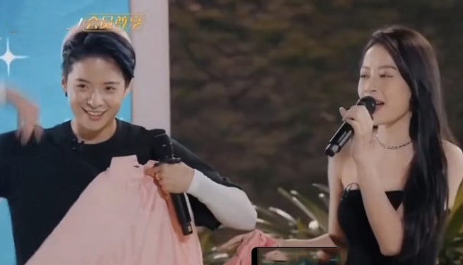 Chi Pu tang ao dai, ve du lich Viet Nam cho Amber Liu hinh anh