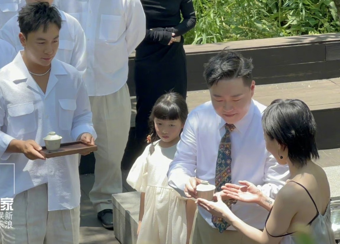 Thich Tieu Long lam phu re trong le cuoi cua ban dien cu hinh anh