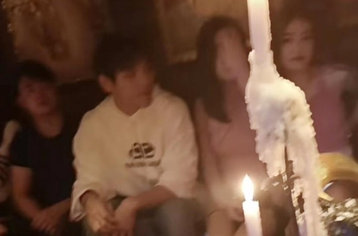 Lo hinh anh Huong Ta to chuc tiec cung nhieu phu nu hinh anh