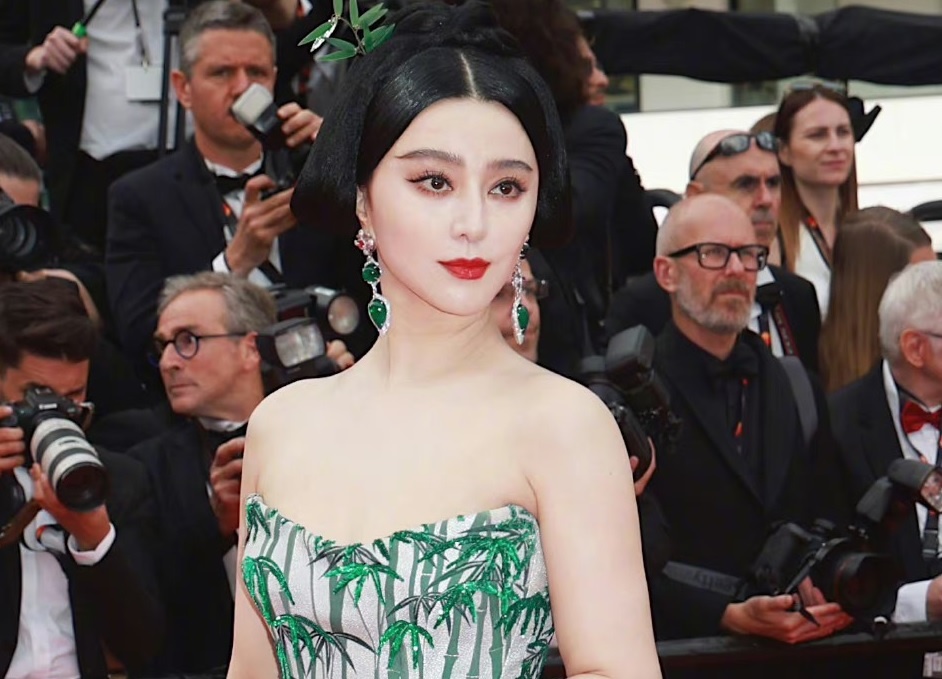 Pham Bang Bang mac vay 'manh ho', deo trang suc trieu USD tai Cannes hinh anh