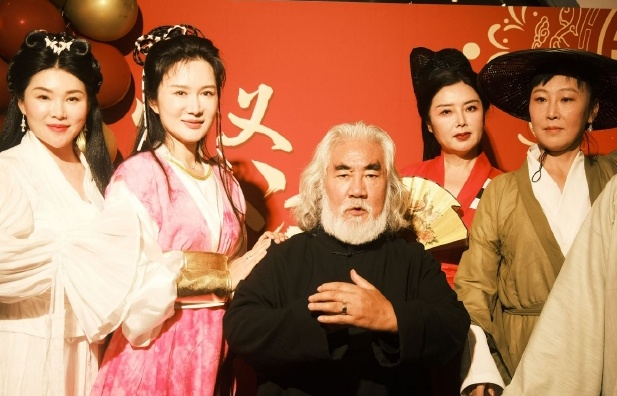 Tiec sinh nhat co trang cua 'trum kiem hiep' Truong Ky Trung hinh anh