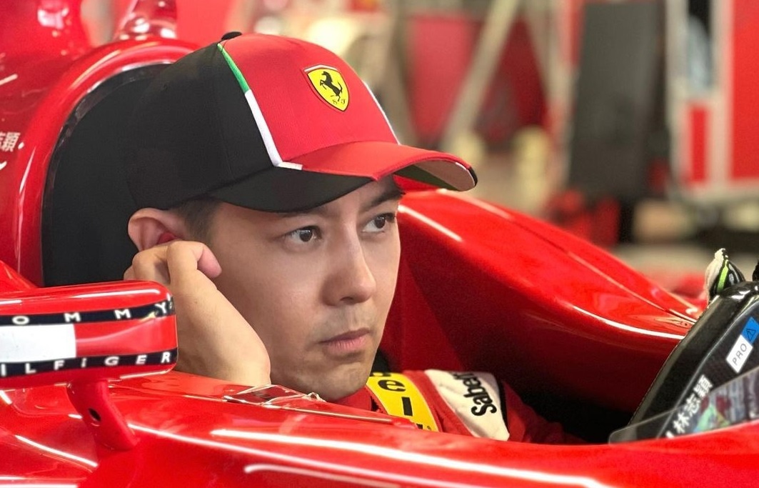 Lam Chi Dinh cam lai xe dua F1 hinh anh