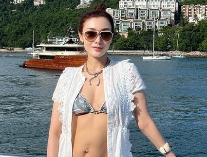 Co bung cua Hoa hau Ly Gia Han o tuoi 53 hinh anh