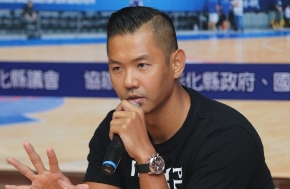 Ong bau noi tieng Dai Loan bi 2 nghe si to cao quay roi tinh duc hinh anh