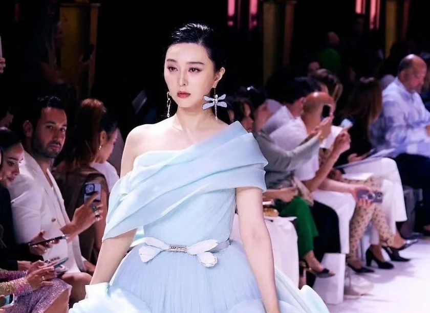 Pham Bang Bang lam vedette, sai buoc o Paris Fashion Week sau 11 nam hinh anh