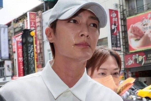 Viem A Luan bi canh sat kham nha vi nghi tang tru clip nong hinh anh