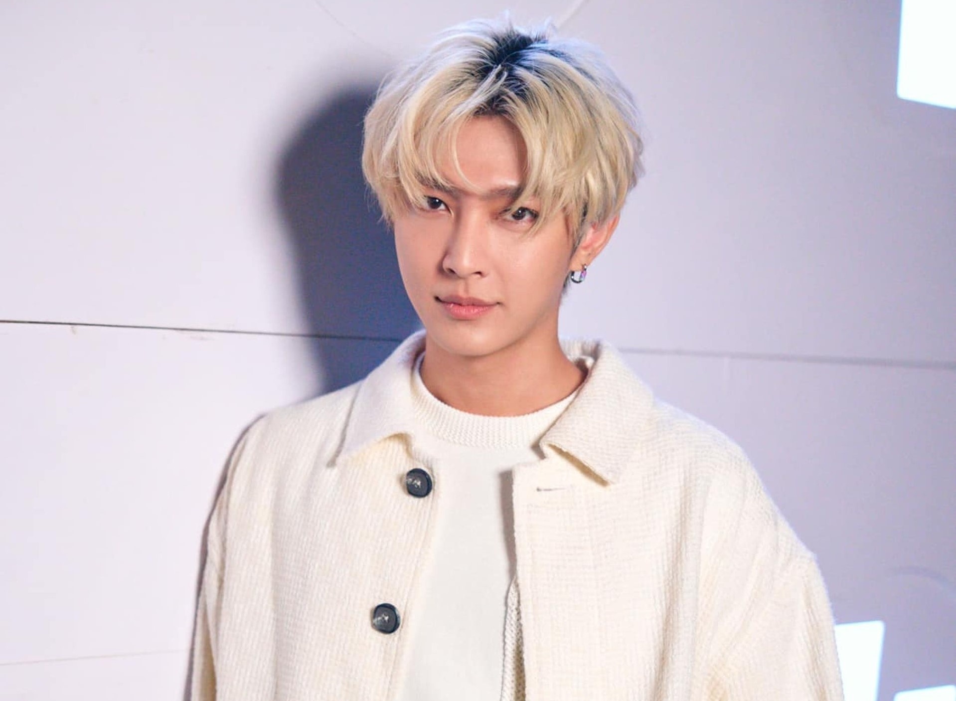 Viem A Luan bi cam xuat canh hinh anh