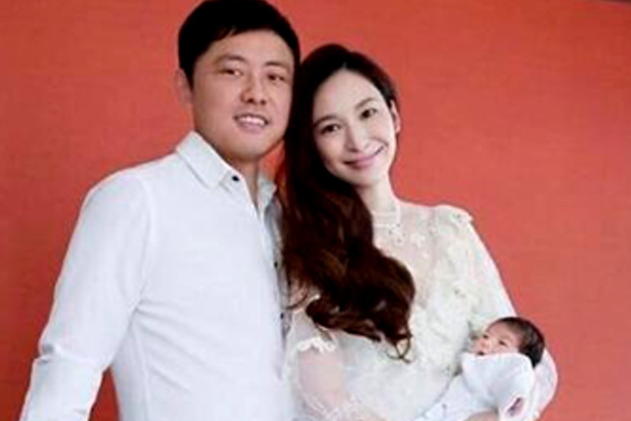 Sieu mau Ngo Boi Tu va ban trai dai gia bi dan anh doi no day duong hinh anh