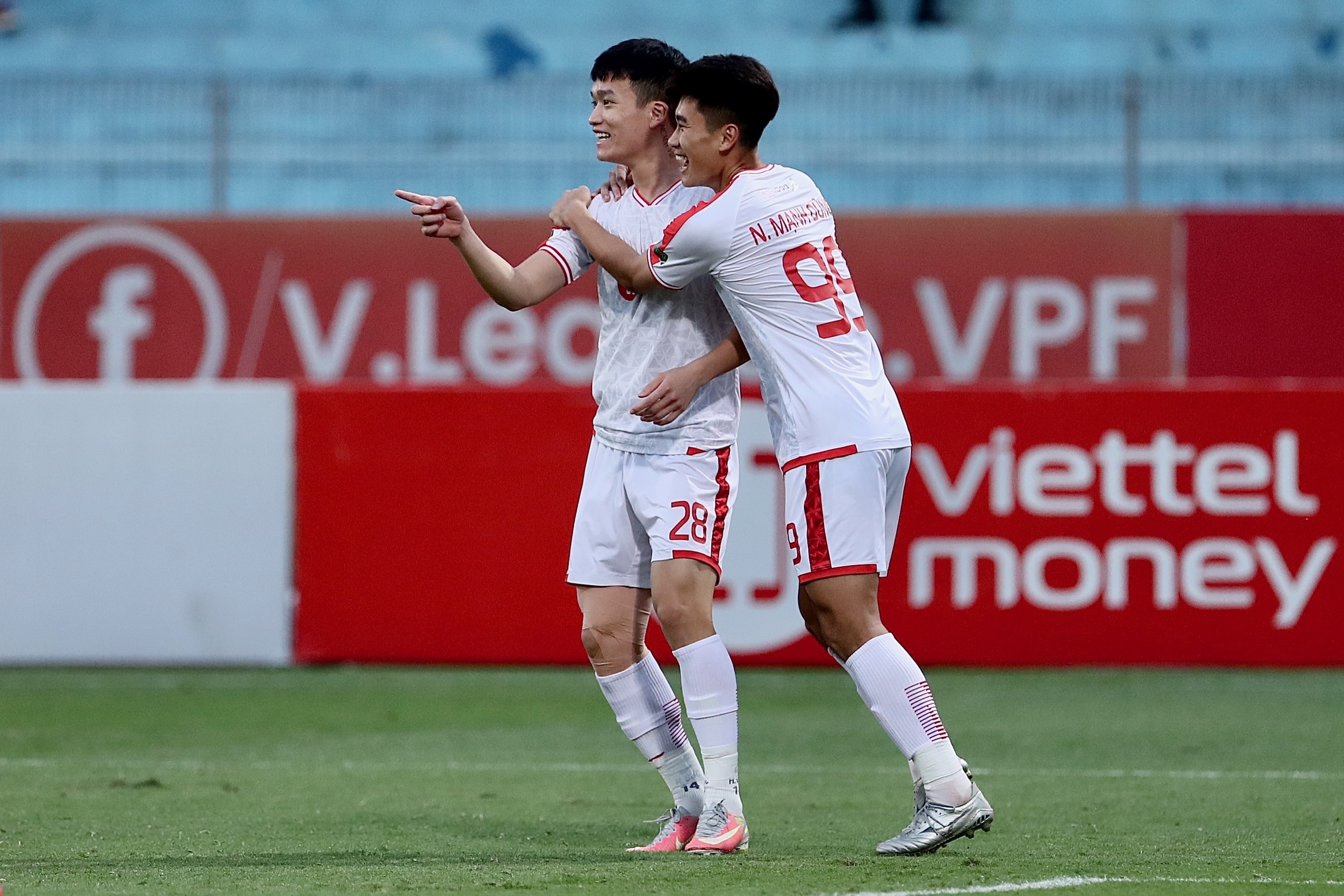 Nham Manh Dung lap cu dup, CLB Viettel de bep Binh Thuan 6-0 hinh anh