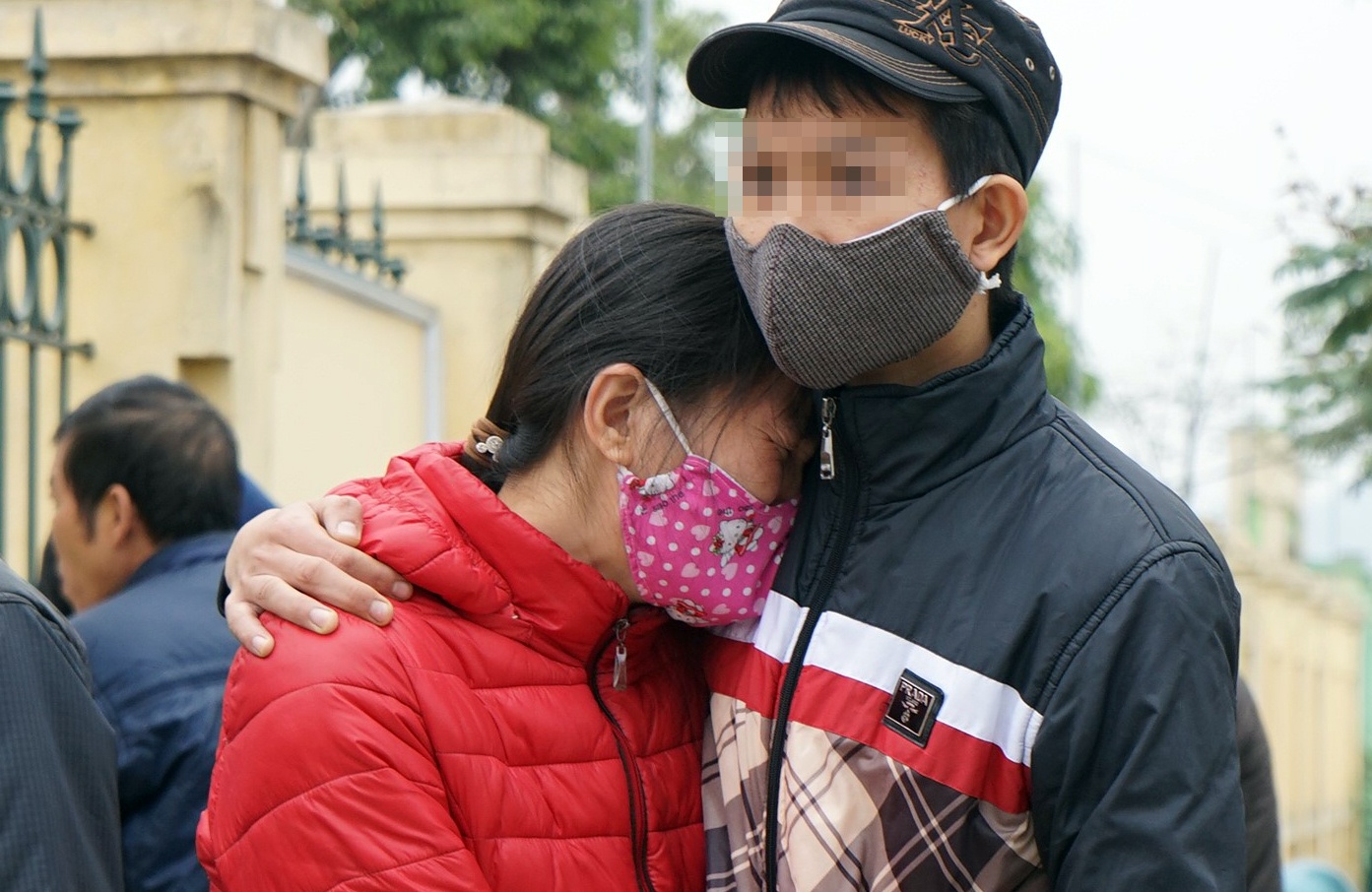 'Me con toi biet song sao voi du luan sau toi ac cua anh' hinh anh