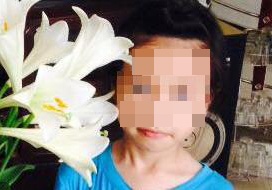 Hoc sinh lop 4 bi ban nem but hong mat hinh anh