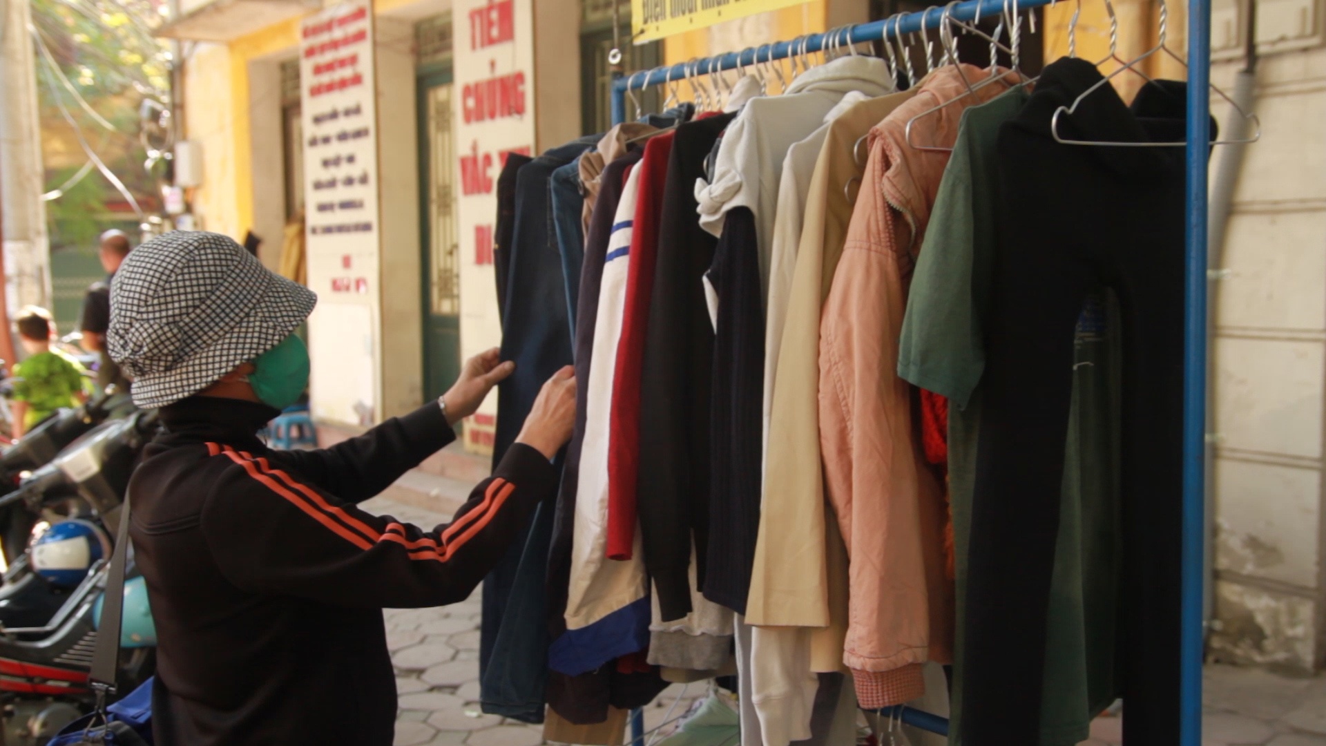 Tu quan ao mua dong ‘ai thieu den lay’ ven duong Ha Noi hinh anh