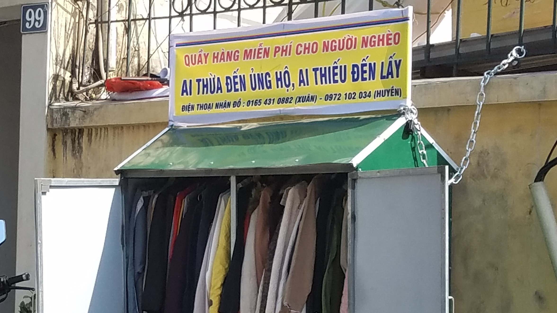 Quay quan ao mien phi cho nguoi ngheo hinh anh