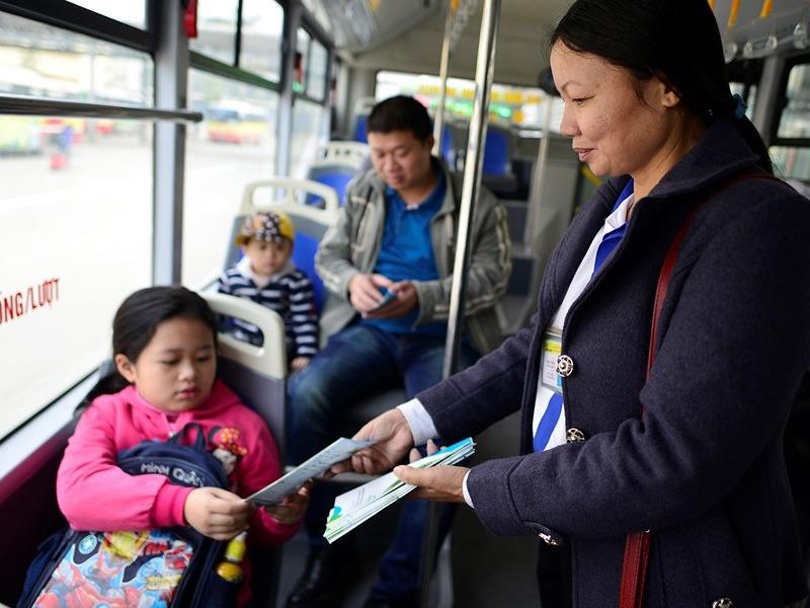 Trai nghiem buyt nhanh luc tac duong, khach cham 8-10 diem hinh anh
