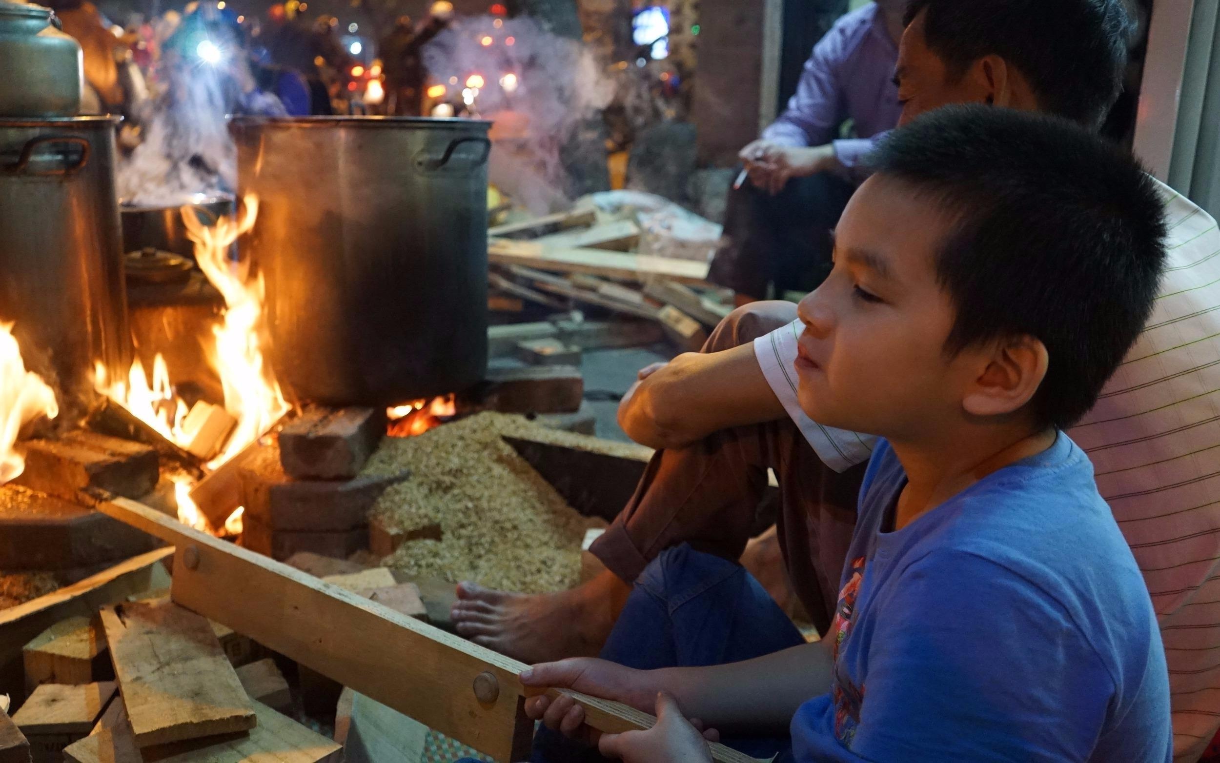 Thuc xuyen dem ben lo banh chung Tet via he hinh anh