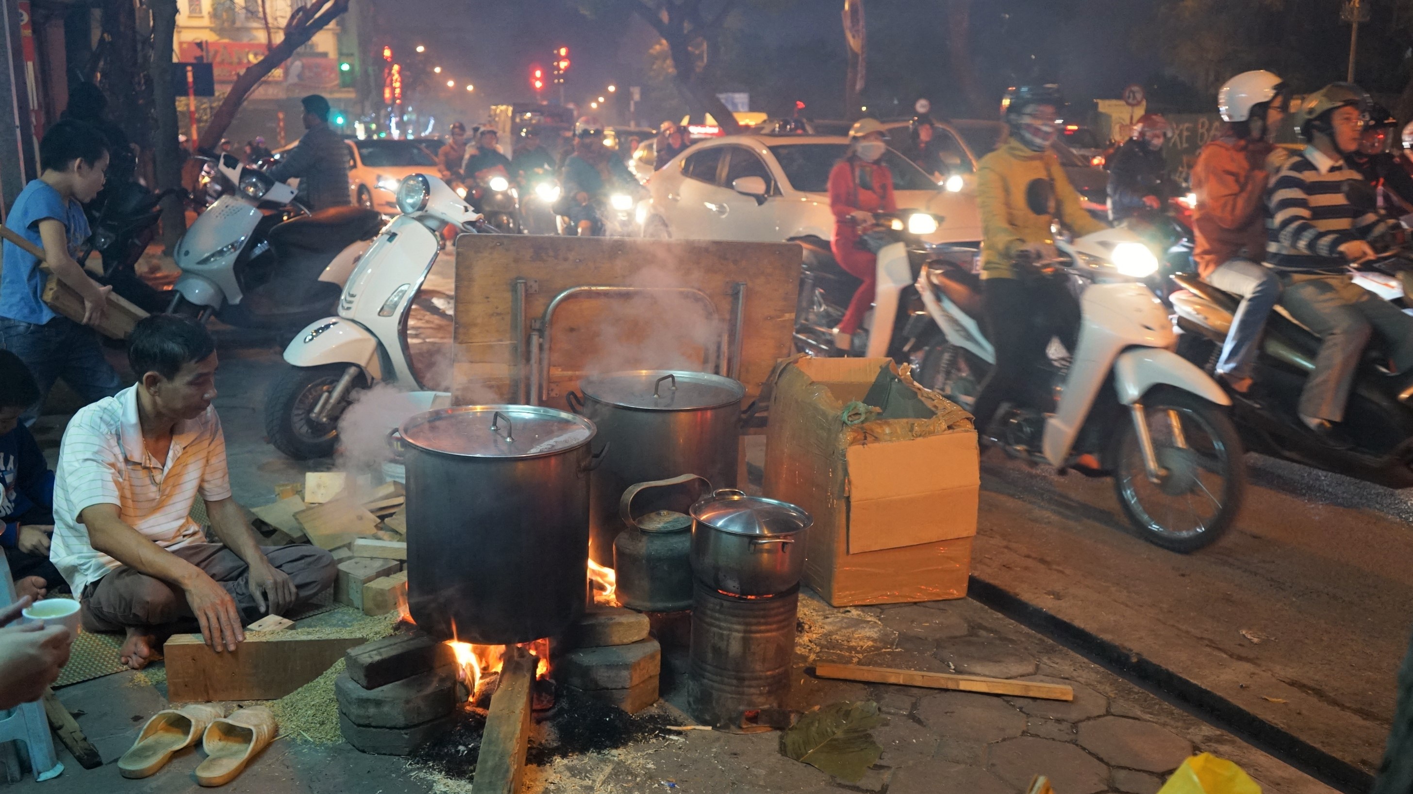 Nau banh chung Tet tren via he Ha Noi anh 1