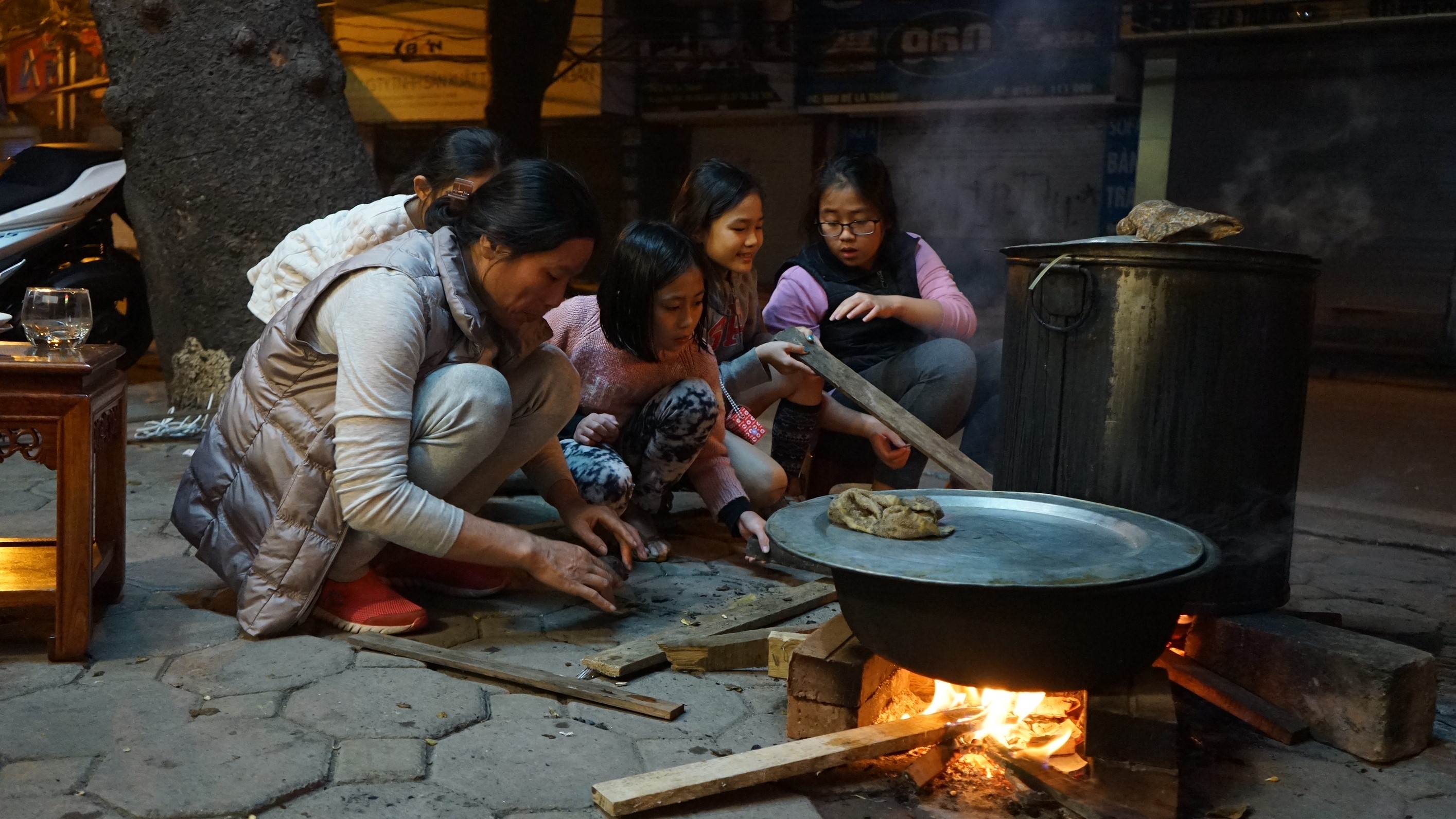 Nau banh chung Tet tren via he Ha Noi anh 9