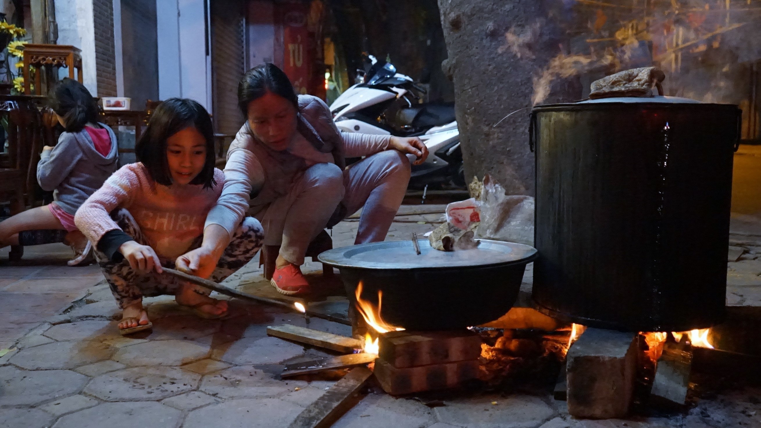 Nau banh chung Tet tren via he Ha Noi anh 11